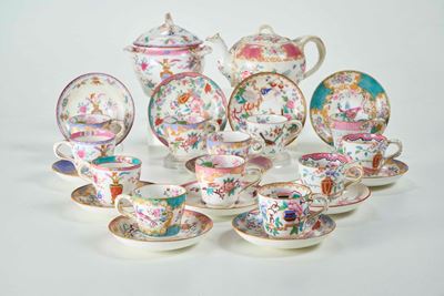 Dodici Tazze da Caffè con Piattino Inghilterra, Staffordshire, Manifattura Minton, Seconda Metà d...