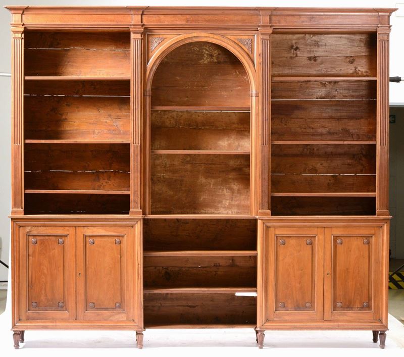 Grande libreria in legno a tre moduli. XIX-XX secolo  - Asta Antiquariato Gennaio | Cambi Time - Cambi Casa d'Aste
