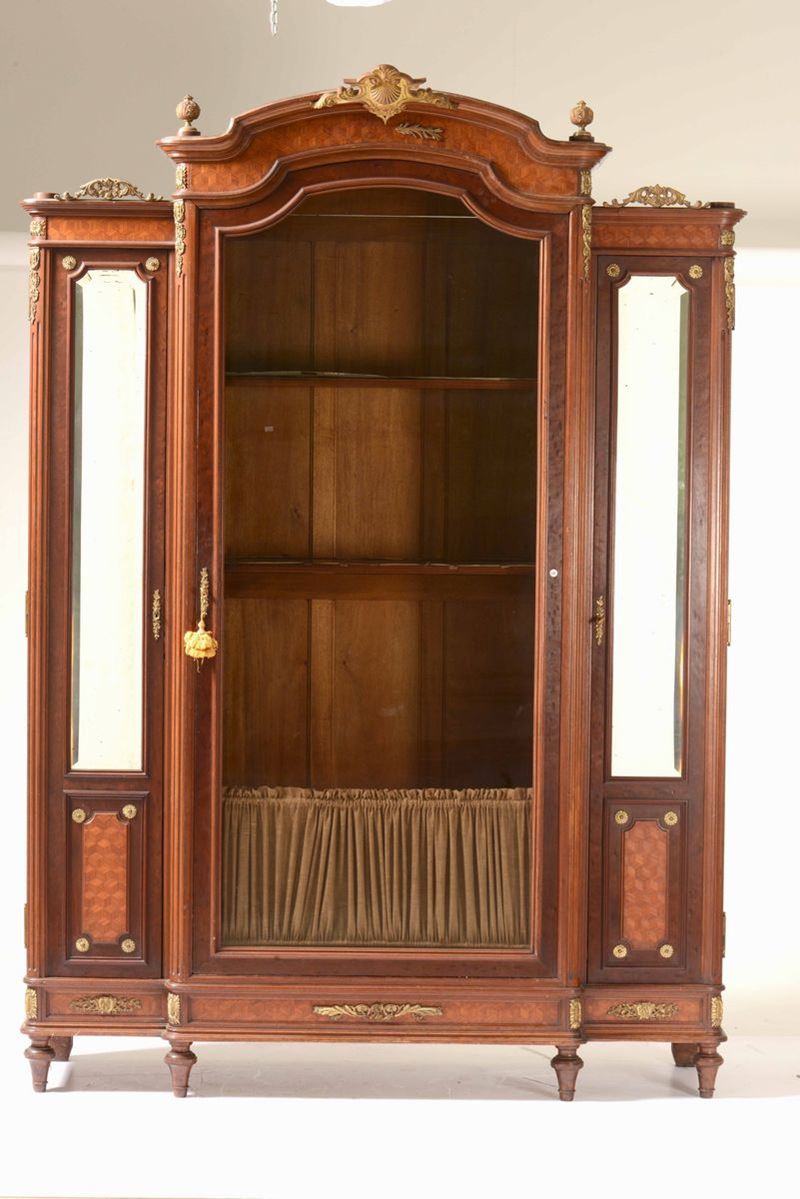 Vetrina scantonata a tre ante in legno intarsiato. XIX secolo  - Auction A Lombard Property | Cambi Time - Cambi Casa d'Aste