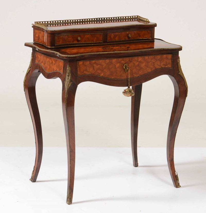 Piccolo scrittoio con alzata in legno intarsiato a marqueterie. XX secolo  - Auction A Lombard Property | Cambi Time - Cambi Casa d'Aste