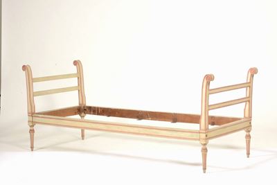 Letto in Legno Intagliato e Laccato. XVIII-XIX Secolo