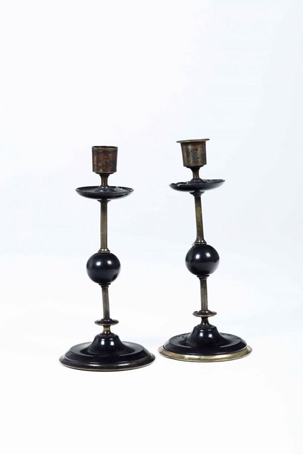 Coppia di candelieri in bronzo e metallo. XX secolo