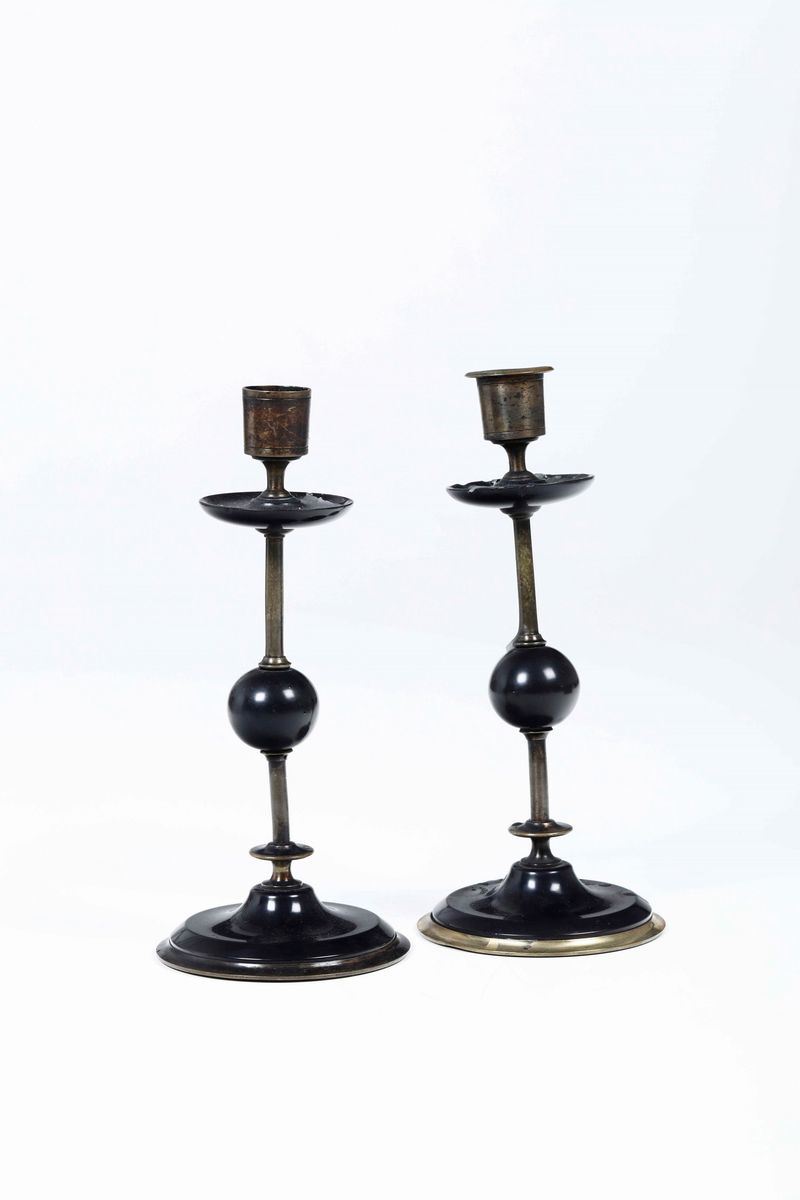 Coppia di candelieri in bronzo e metallo. XX secolo  - Auction Italian Mansions - Cambi Casa d'Aste