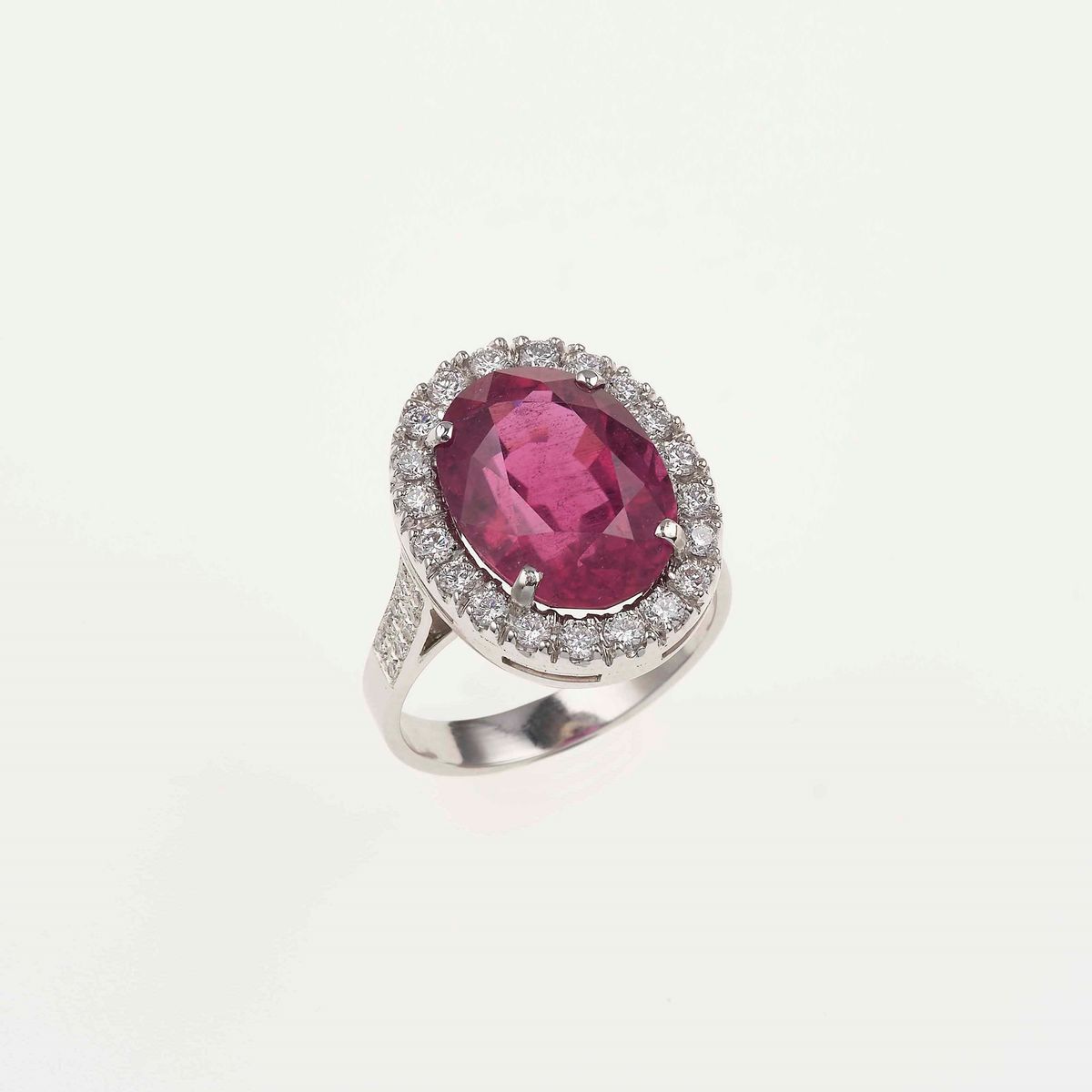 Anello con Rubellite di Ct 9.32 e Diamanti a Contorno