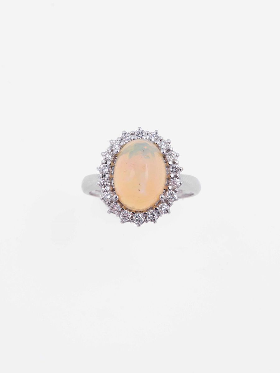 Anello con Opale e Diamanti a Contorno
