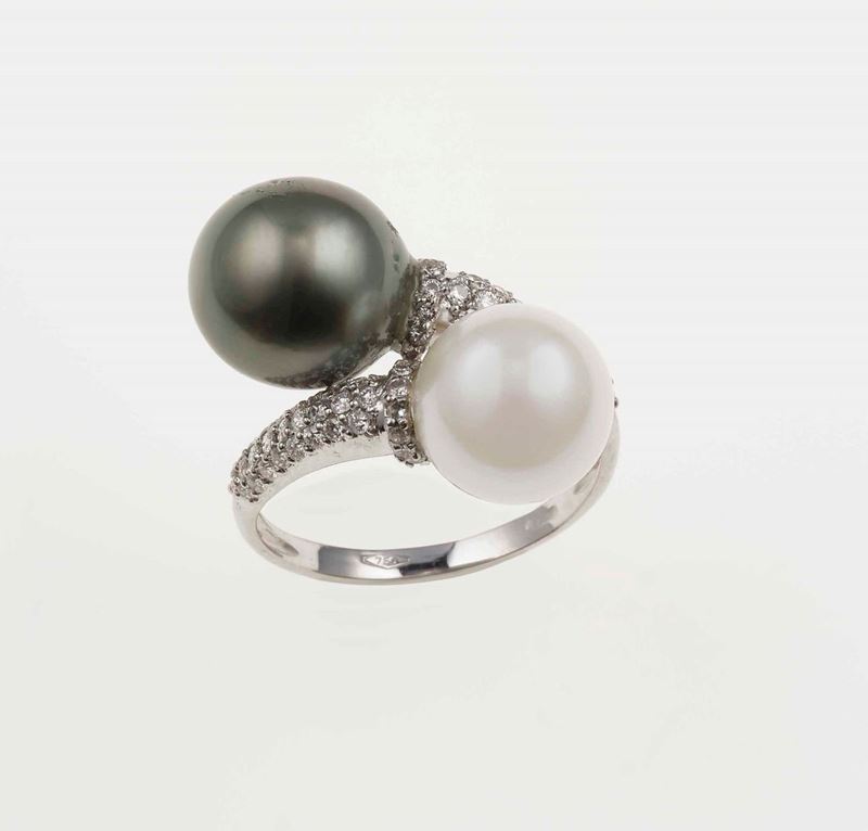 Anello contrarié con due perle coltivate e piccoli diamanti taglio brillante  - Asta Gioielli | Cambi Time - Cambi Casa d'Aste