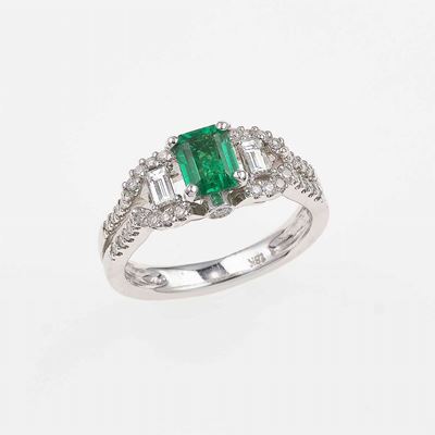 Anello con Smeraldo Colombia e Diamanti a Contorno