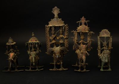 Cinque Bronzetti con Divinità Assise su Elefanti Entro Coperture Decorate con Pinnacoli, India, X...