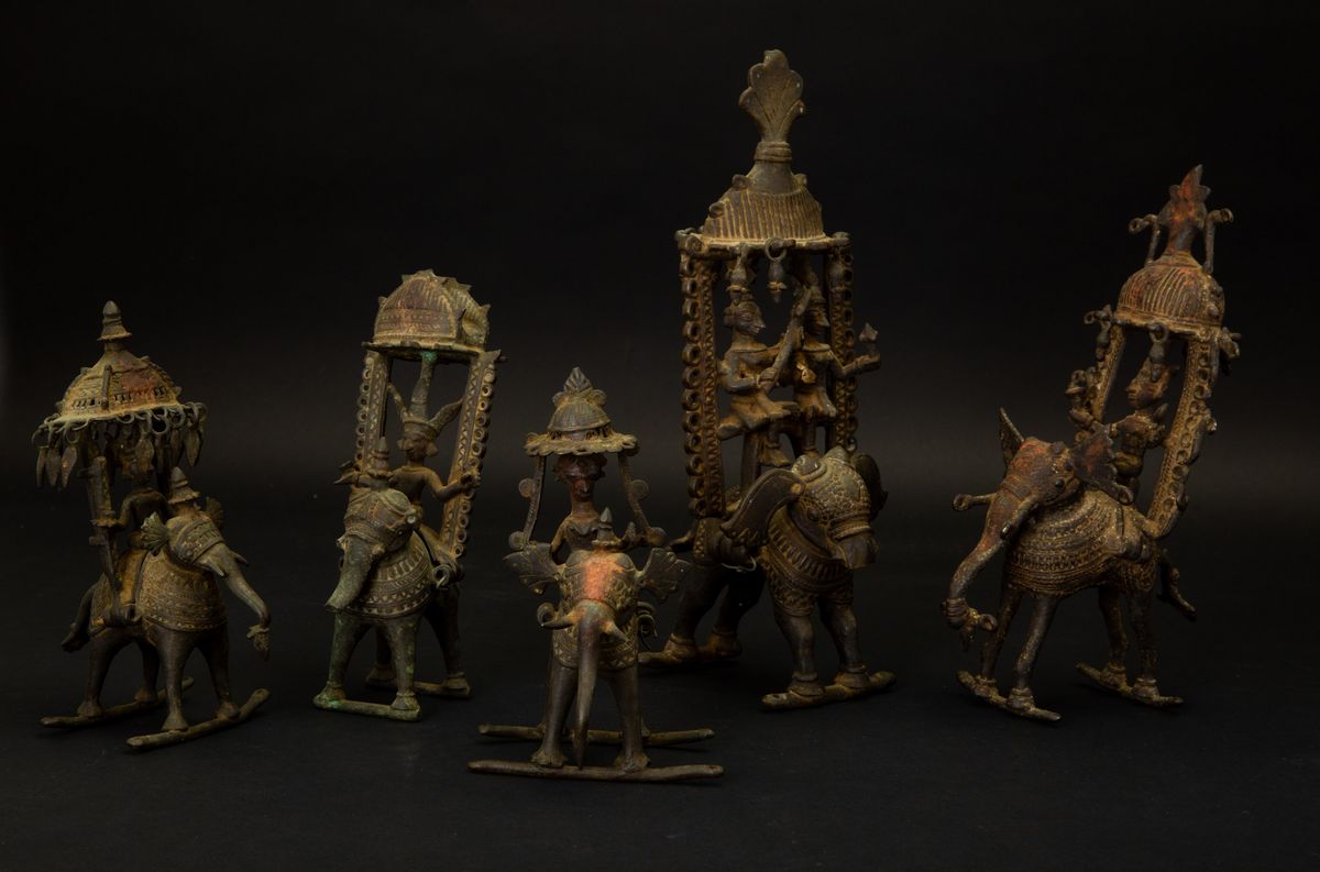 Cinque Bronzetti con Divinità Assise su Elefanti Entro Coperture Decorate con Pinnacoli, India, X...