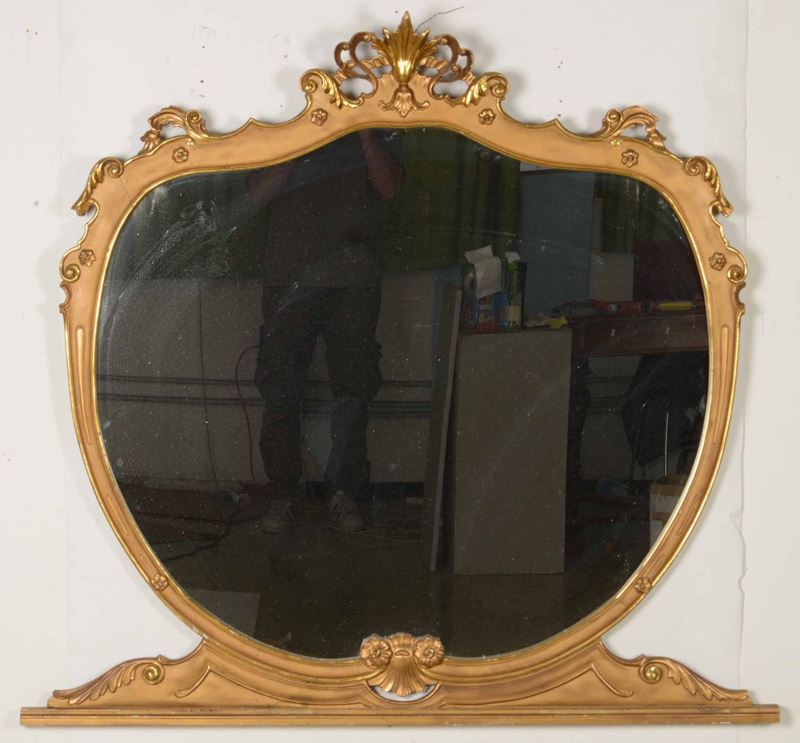 Specchiera in legno intagliato e dorato di forma sagomata con riccioli  - Asta Una Proprietà Lombarda | Cambi Time - Cambi Casa d'Aste