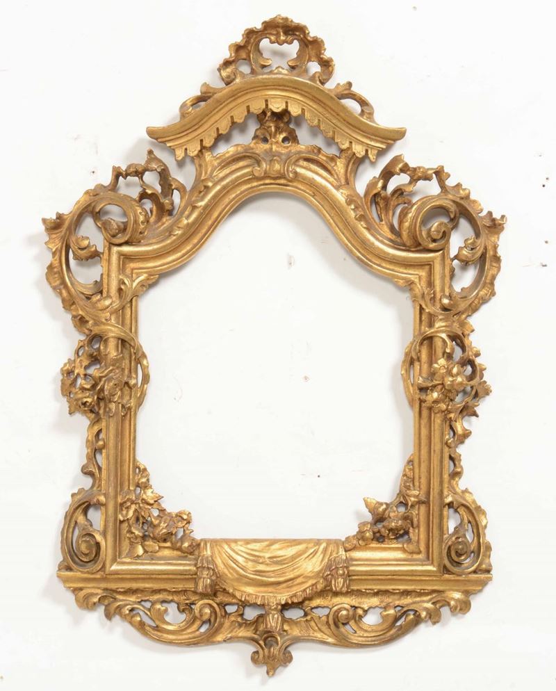 Specchiera in legno intagliato e dorato. XX secolo  - Auction A Lombard Property | Cambi Time - Cambi Casa d'Aste