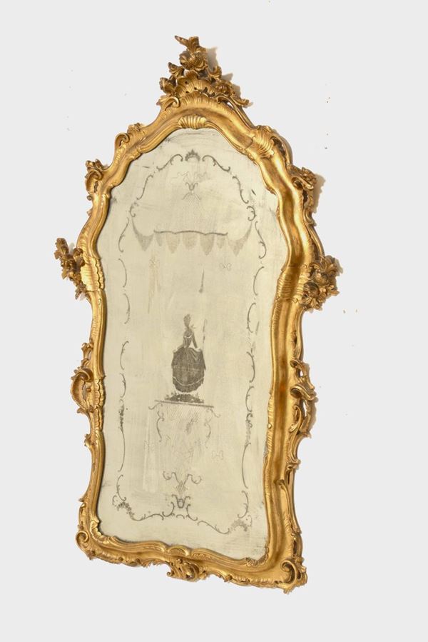 Specchiera mossa in legno intagliato e dorato in stile veneziano con specchio inciso a figura femminile