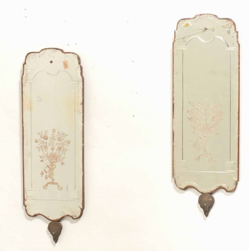 Coppia di specchiere in vetro con decoro a fiori, XX secolo  - Auction A Lombard Property | Cambi Time - Cambi Casa d'Aste