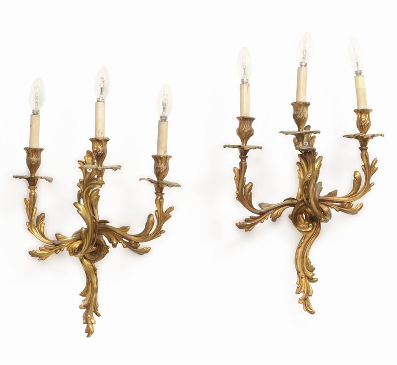Coppia di appliques in metallo dorato (bronzo?) a tre luci in stile Luigi XV  - Asta Antiquariato Settembre | Cambi Time - Cambi Casa d'Aste