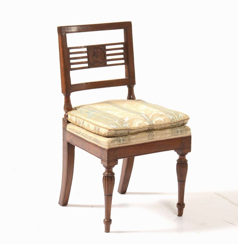 Sedia in noce con cartella ornata da un medaglione con profilo, XVIII-XIX secolo  - Auction A Lombard Property | Cambi Time - Cambi Casa d'Aste