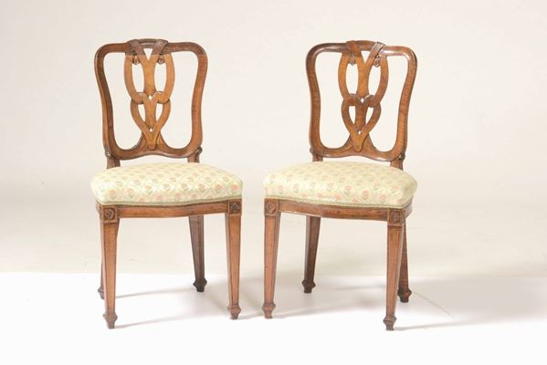 Coppia di sedie in stile con schienale decorato a motivo concatenato