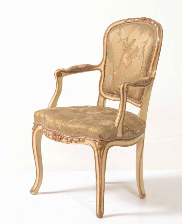 Poltrona in legno intagliato e laccato. XIX secolo
