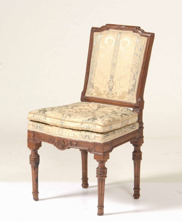 Sedia in noce Luigi XVI in legno intagliato con schienale a profilo mistilineo, fine XVIII secolo