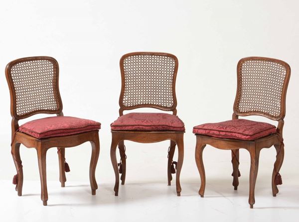 Tre sedie in stile Luigi XV in legno intagliato e cannetè. Fine XVIII secolo