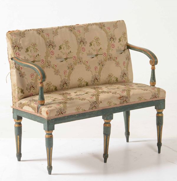 Divanetto stile Luigi XVI in legno intagliato e laccato azzurro