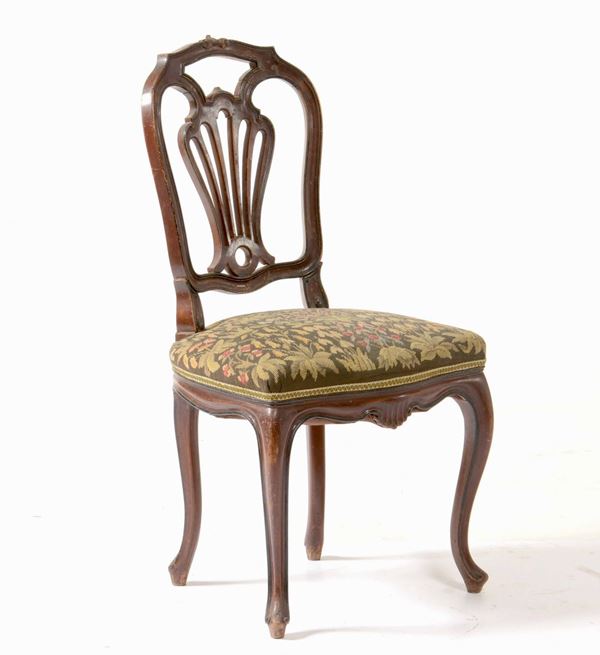 Sedia in legno intagliato con schienale a giorno. XIX secolo