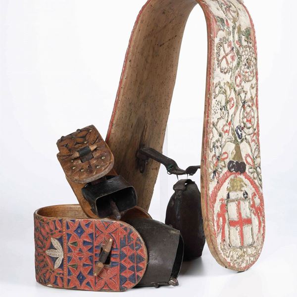 Gruppo di tre campanacci con struttura in legno dipinto