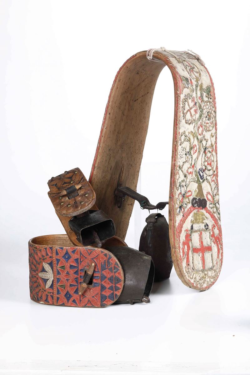 Gruppo di tre campanacci con struttura in legno dipinto  - Auction Antique July - Cambi Casa d'Aste