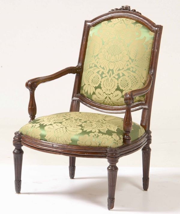 Poltrona Luigi XVI in noce intagliato. Fine XVIII secolo