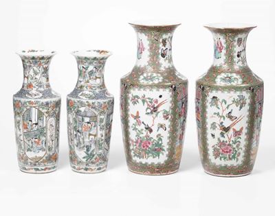 Quattro Vasi in Porcellana Canton con Decori Floreali e Scene di Vita Comune Entro Riserve, Cina,...