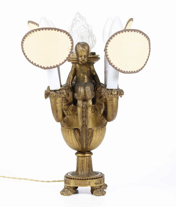 Lampada da tavolo in bronzo dorato. XIX secolo