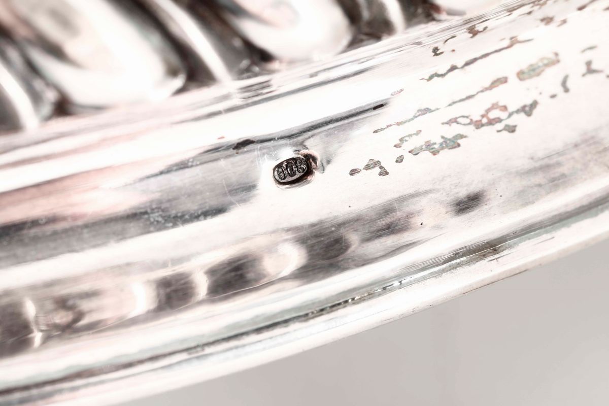 Centrotavola in Argento Fuso e Cesellato e Cristallo Molato. Argenteria Artistica Italiana del XX...