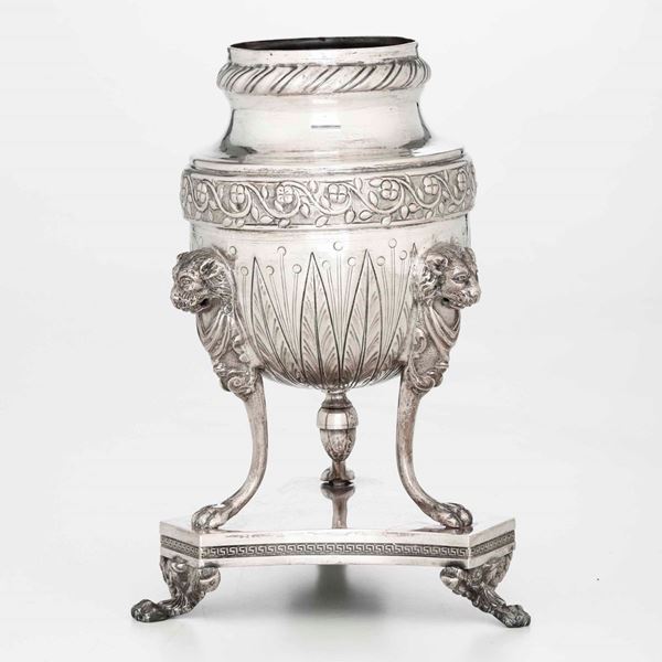 Vasetto portapalme in argento fuso, sbalzato e cesellato. Italia o Francia, inizi XIX secolo, (bolli consunti di difficile lettura)