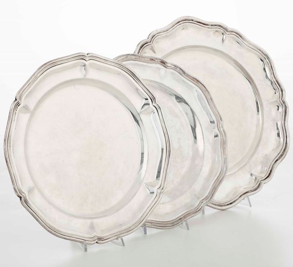 Tre piatti in argento. Varie manifatture italiane del XX secolo