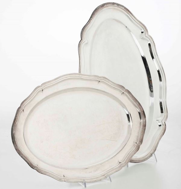 Due vassoi ovali uno in argento e uno in metallo argentato. Argentiere Gianni Pietrasanta, Alessandria