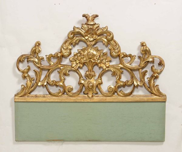 Testiera in legno intagliato e dorato, XIX secolo