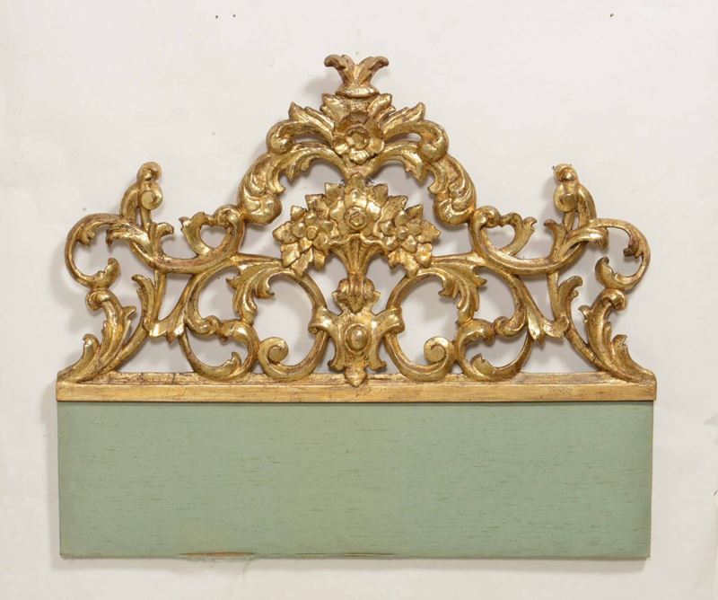 Testiera in legno intagliato e dorato, XIX secolo  - Asta Antiquariato Febbraio | Cambi Time - Cambi Casa d'Aste