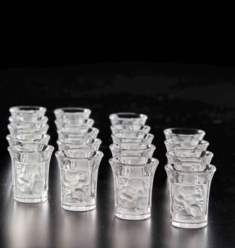 Diciannove bicchieri da liquore “Enfants” Francia, Manifattura Lalique  - Asta L'Art de la Table - Cambi Casa d'Aste
