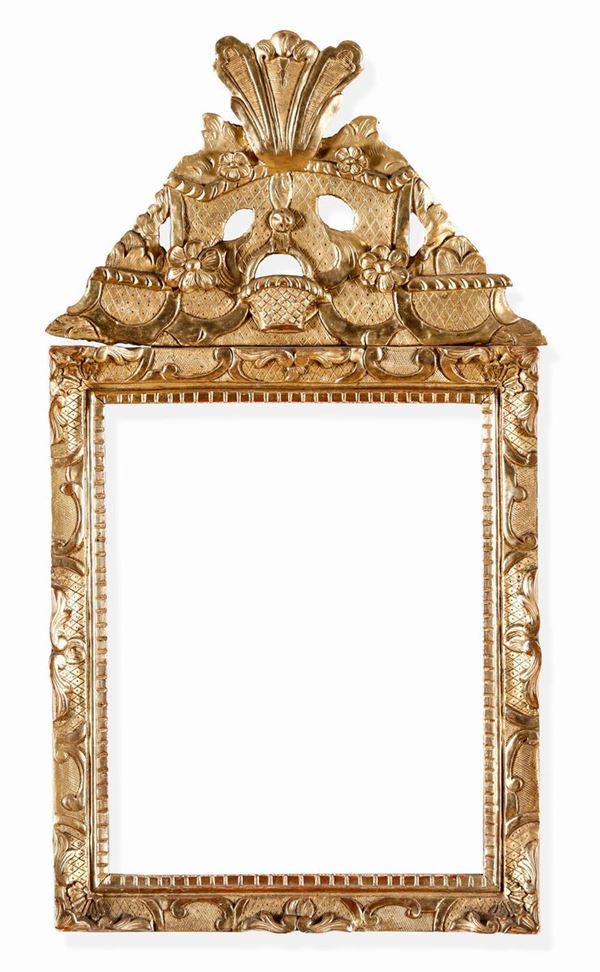 Cornice con specchio in legno intagliato e dorato. Manifattura d'oltralpe XIX secolo