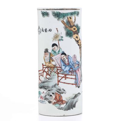 Vaso Cilindrico in Porcellana con Figure di Saggi Entro Paesaggio con Iscrizione, Cina, Dinastia ...