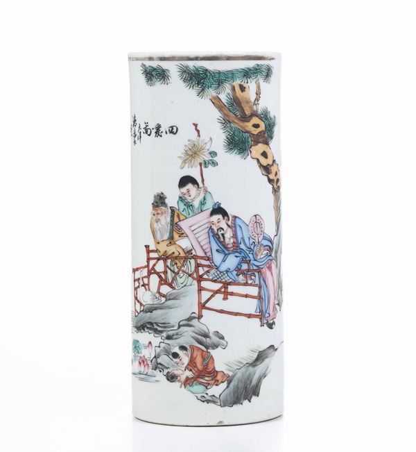 Vaso cilindrico in porcellana con figure di saggi entro paesaggio con iscrizione, Cina, Dinastia Qing, XIX secolo