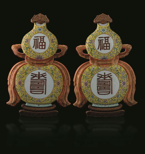 Coppia di vasi da parete a doppia zucca in porcellana con decori floreali su fondo giallo e iscrizioni entro riserve, Cina, Dinastia Qing, periodo Daoguang (1821-1850)