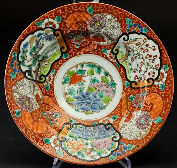 Piatto in porcellana con decori floreali e soggetti naturalistici entro riserve, Giappone, periodo Meiji (1868-1912)