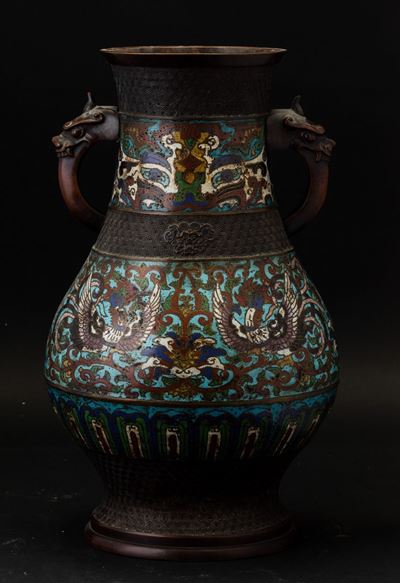 Vaso in Bronzo a Doppia Ansa a Foggia di Drago con Decori a Smalti Cloisonnè Raffiguranti Gru e F...