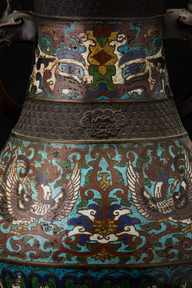 Vaso in Bronzo a Doppia Ansa a Foggia di Drago con Decori a Smalti Cloisonnè Raffiguranti Gru e F...