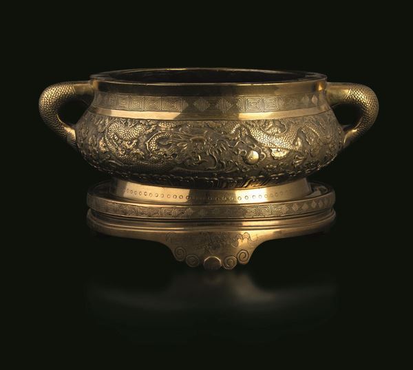 Incensiere in bronzo dorato a doppia ansa con figure di draghi a rilievo, Cina, Dinastia Qing, XVIII secolo