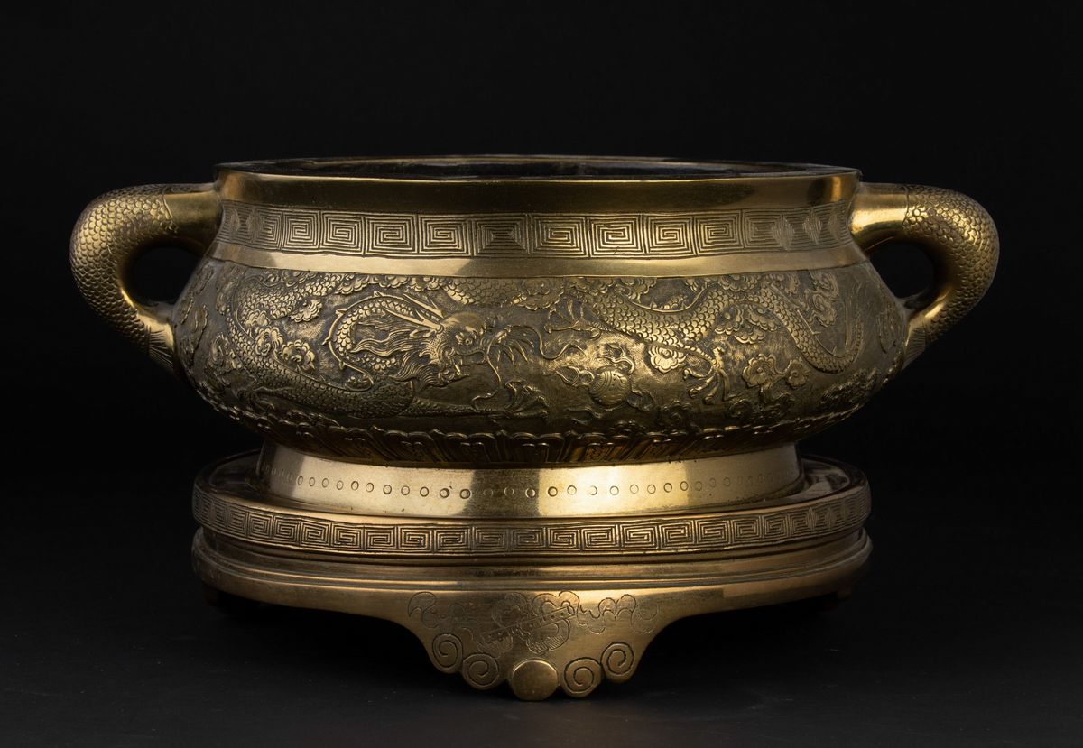 Incensiere in Bronzo Dorato a Doppia Ansa con Figure di Draghi a Rilievo, Cina, Dinastia Qing, XV...