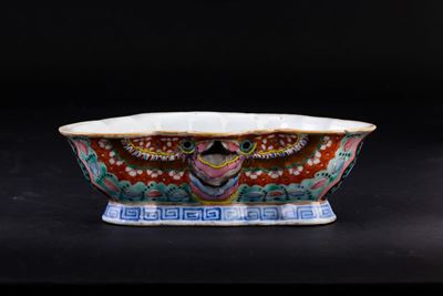 Alzata in Porcellana a Smalti Policromi con Figura di Fenice, Cina, Dinastia Qing, XIX Secolo