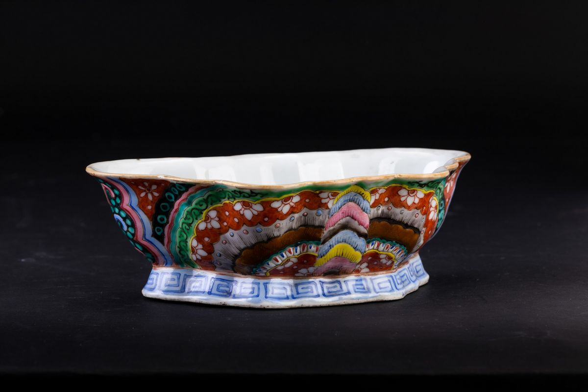 Alzata in Porcellana a Smalti Policromi con Figura di Fenice, Cina, Dinastia Qing, XIX Secolo