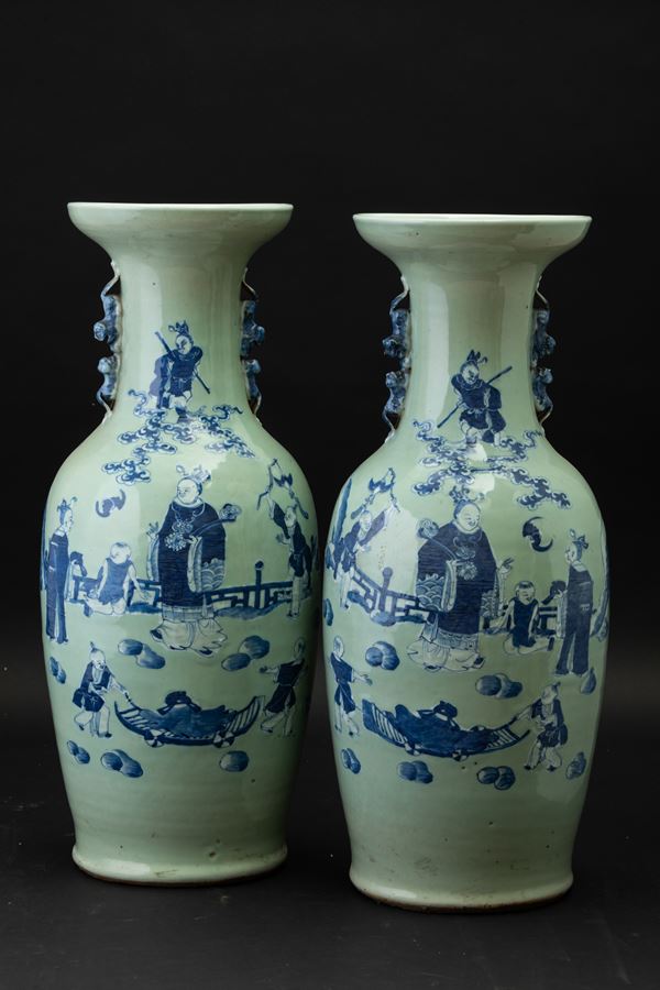 Coppia di vasi in porcellana con figure di draghetto a rilievo e raffigurazione di saggi e discepoli entro paesaggio sui toni del bianco e del blu, Cina, Dinastia Qing, XIX secolo