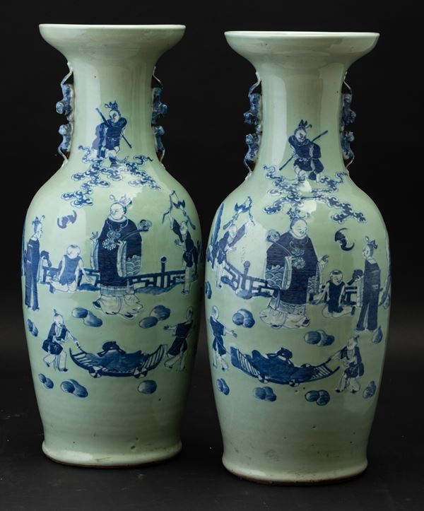 Coppia di vasi in porcellana con figure di draghetto a rilievo e raffigurazione di saggi e discepoli entro paesaggio sui toni del bianco e del blu, Cina, Dinastia Qing, XIX secolo